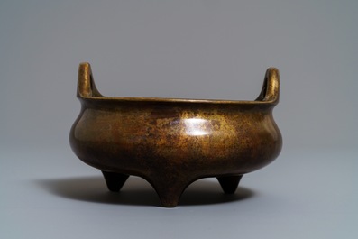 Un br&ucirc;le-parfum tripod en bronze, marque de Xuande, Chine, 19&egrave;me