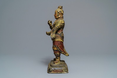 Une grande figure d'un gardien en bronze et polychromie, Chine, Ming