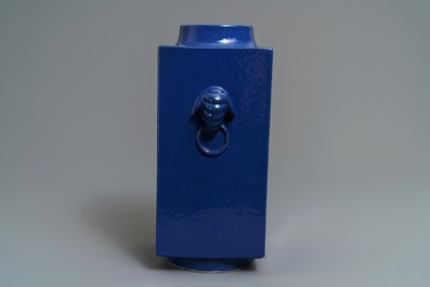 Een Chinese monochrome blauwe cong vaas, 19e eeuw