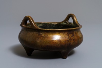 Un br&ucirc;le-parfum tripod en bronze, marque de Xuande, Chine, 19&egrave;me