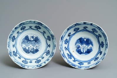 Une paire de bols en porcelaine de Chine bleu et blanc, Wanli