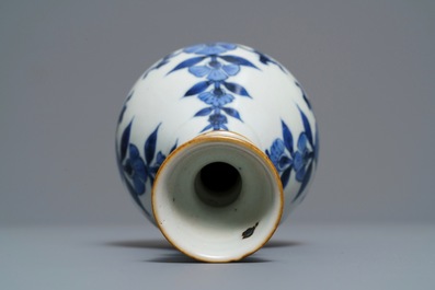 A Chinese blue and white floral huqqa base, Kangxi