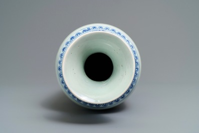 Un grand vase de forme rouleau en porcelaine de Chine bleu et blanc &agrave; d&eacute;cor de vases fleuris, &eacute;poque Transition