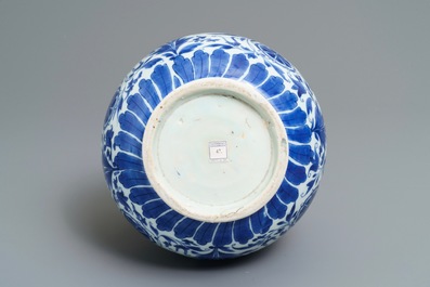 Un vase de forme bouteille en porcelaine de Chine bleu et blanc &agrave; d&eacute;cor floral, &eacute;poque Transition