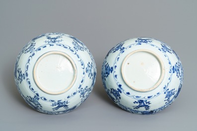 Une paire de bols en porcelaine de Chine bleu et blanc, Wanli