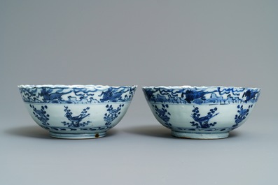 Une paire de bols en porcelaine de Chine bleu et blanc, Wanli