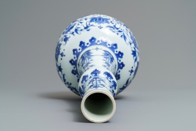 Un vase de forme bouteille en porcelaine de Chine bleu et blanc &agrave; d&eacute;cor floral, &eacute;poque Transition