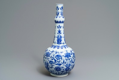 Un vase de forme bouteille en porcelaine de Chine bleu et blanc &agrave; d&eacute;cor floral, &eacute;poque Transition
