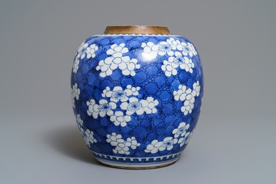Een Chinese blauwwitte gemberpot met 'prunus op gebroken ijs', Kangxi
