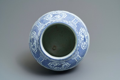 Un grand vase en porcelaine de Chine bleu et blanc &agrave; d&eacute;cor d'immortels, Wanli