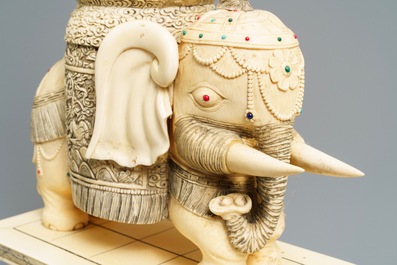 Une paire de groupes en ivoire incrust&eacute; figurant Bouddha et Guanyin sur un &eacute;l&eacute;phant, vers 1900