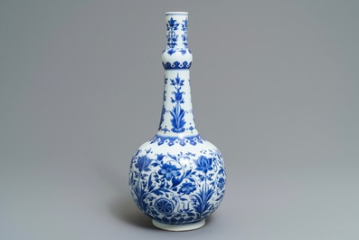 Un vase de forme bouteille en porcelaine de Chine bleu et blanc &agrave; d&eacute;cor floral, &eacute;poque Transition