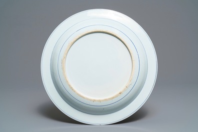 Un plat en porcelaine de Chine bleu et blanc &agrave; d&eacute;cor de 'La Romance de la chambre de l'ouest', Kangxi/Yongzheng