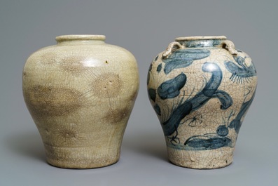 Twee Chinese blauwwitte en monochrome Swatow potten, Ming