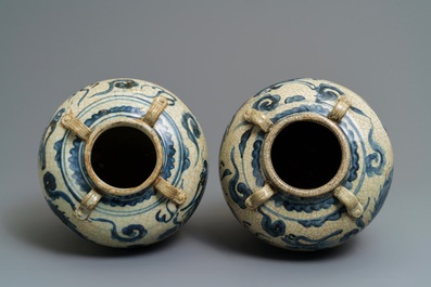 Une paire de vases en porcelaine de Chine bleu et blanc dite 'de Swatow', Ming