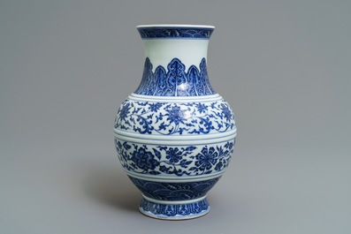 Een Chinese blauwwitte vaas met floraal decor, Qianlong merk, 19/20e eeuw