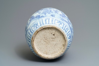 Un grand vase en porcelaine de Chine bleu et blanc &agrave; d&eacute;cor d'immortels, Wanli