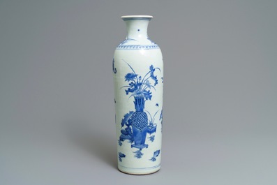 Un grand vase de forme rouleau en porcelaine de Chine bleu et blanc &agrave; d&eacute;cor de vases fleuris, &eacute;poque Transition