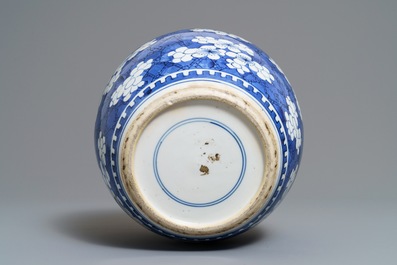 Een Chinese blauwwitte gemberpot met 'prunus op gebroken ijs', Kangxi