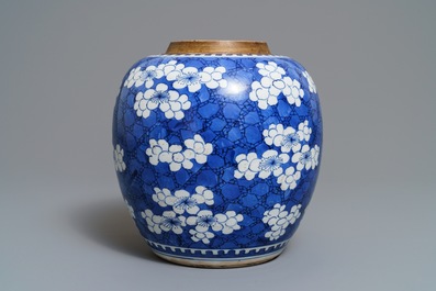 Een Chinese blauwwitte gemberpot met 'prunus op gebroken ijs', Kangxi