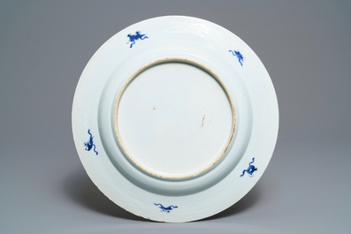 Een grote Chinese blauwwitte schotel met pauwenrand, Kangxi
