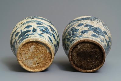 Une paire de vases en porcelaine de Chine bleu et blanc dite 'de Swatow', Ming