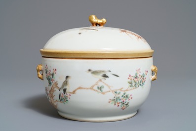 Een Chinese qianjiang cai dekselkom, Qianlong merk, 19/20e eeuw