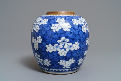 Een Chinese blauwwitte gemberpot met 'prunus op gebroken ijs', Kangxi