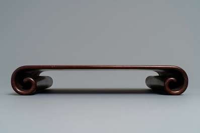 Un socle en bois sculpt&eacute;, Chine, 19&egrave;me