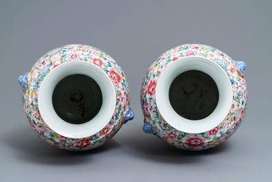 Een paar Chinese famille rose 'millefleurs' vazen, Qianlong merk, Republiek, 20e eeuw