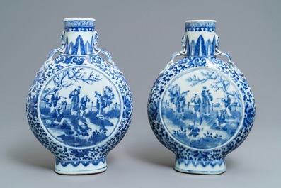 Une paire de vases de forme gourde 'moonflask' en porcelaine de Chine bleu et blanc, 19&egrave;me