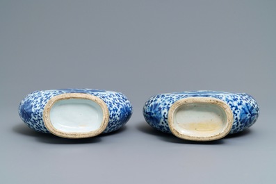 Une paire de vases de forme gourde 'moonflask' en porcelaine de Chine bleu et blanc, 19&egrave;me