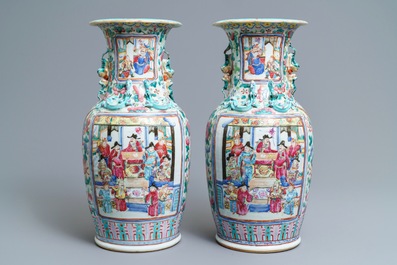Une paire de vases en porcelaine de Chine famille rose, 19&egrave;me