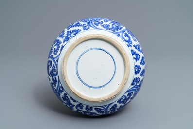 Een blauwwitte Chinese flesvormige vaas met decor van lotusslingers, Kangxi
