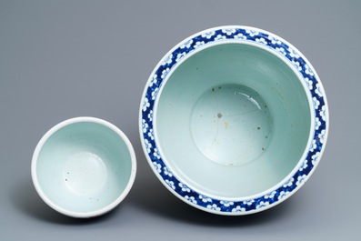 A Chinese blue and white fish bowl and a famille rose 'dragon' jardini&egrave;re, 19th C. and Yongzheng