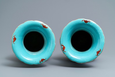 Une paire de vases en porcelaine de Chine famille rose, 19&egrave;me