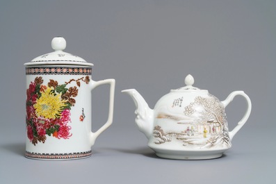 Een Chinese polychrome theepot met winterlandschap en een florale dekselkroes, 20e eeuw