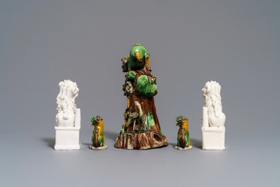 Een collectie verte biscuit en blanc de Chine figuren van boeddhistische leeuwen, Kangxi