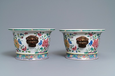 Een paar famille rose-stijl jardini&egrave;res met vogels en bloemen, Samson, Parijs, 19e eeuw