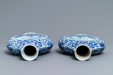 Une paire de vases de forme gourde 'moonflask' en porcelaine de Chine bleu et blanc, 19&egrave;me