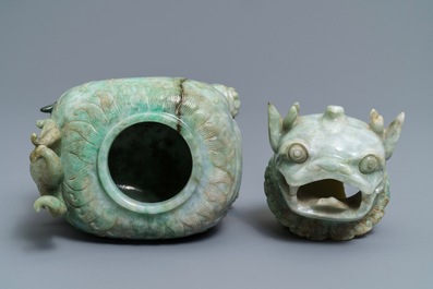 Un br&ucirc;le-parfum en jad&eacute;ite en forme de luduan, Chine, 19&egrave;me