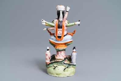 Een Chinese famille rose figuur van de tienarmige Avalokitesvara, Republiek, 20e eeuw