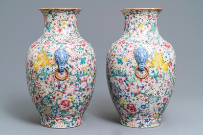 Een paar Chinese famille rose 'millefleurs' vazen, Qianlong merk, Republiek, 20e eeuw