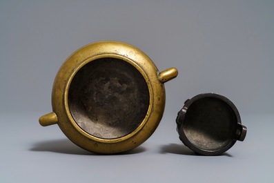 Twee Chinese driepotige bronzen wierookbranders, 17/18e eeuw