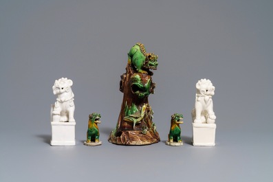 Een collectie verte biscuit en blanc de Chine figuren van boeddhistische leeuwen, Kangxi