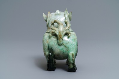 Un br&ucirc;le-parfum en jad&eacute;ite en forme de luduan, Chine, 19&egrave;me