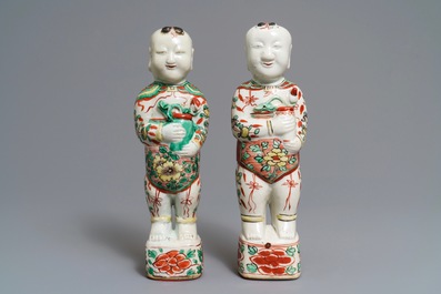 Deux figures des fr&egrave;res Hoho en porcelaine de Chine famille verte, Kangxi