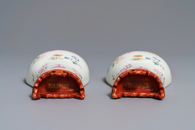 Een paar Chinese wandvaasjes met floraal decor, Qianlong merk, 19/20e eeuw