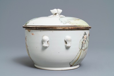 A square Chinese qianjiang cai vase and a tureen and cover, 19/20th C.