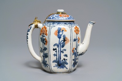A large Japanese Kakiemon blue and white, iron red and gilt teapot, Edo, 17th C.